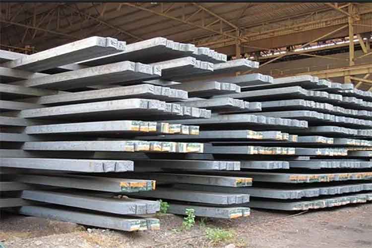 پر شدن انبارهای شرکت‌ های فولادی از شمش فولاد
